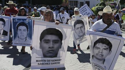 Une manifestation &agrave; Mexico (Mexique),&nbsp;le 27 novembre 2014, r&eacute;clame la v&eacute;rit&eacute; sur 43 &eacute;tudiants disparus dans l'Etat de&nbsp;Guerrero.&nbsp; (HENRY ROMERO / REUTERS)