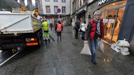 A Morlaix (Finist&egrave;re), les habitants s'&eacute;taient pr&eacute;par&eacute;s &agrave; la crue annonc&eacute;e, jeudi 6 f&eacute;vrier. (  MAXPPP)