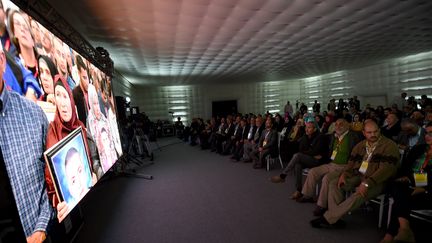 Des familles de victimes du régime Ben Ali regardent, le 17 décembre 2016 à Tunis, les auditions publiques de victimes de la dictature diffusées en direct à la télévision. (FETHI BELAID / AFP)