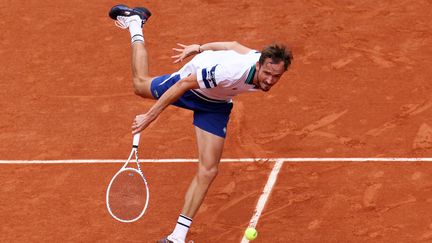 Comme souvent dégingandé, Daniil Medvedev n'a toujours pas trouvé la recette pour devenir un terrien, éliminé en huitièmes de finale par Alex De Minaur. (ALAIN JOCARD / AFP)