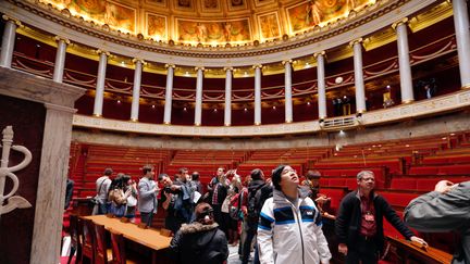 Des visiteurs &agrave; l'Assembl&eacute;e nationale, &agrave; Paris, lors des Journ&eacute;es du patrimoine, le 14 septembre 2013. (FRANCOIS GUILLOT / AFP)