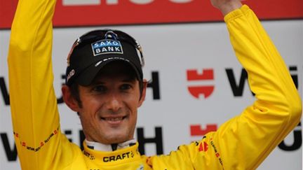 Franck Schleck porte le maillot jaune (PASCAL PAVANI / AFP)