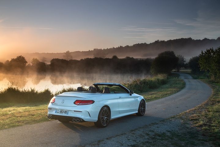 Le cabriolet C43 aux appuie-têtes chauffant pour rouler décapoté par temps frais. (TIBO MERCEDES POUR FRANCE INFO)