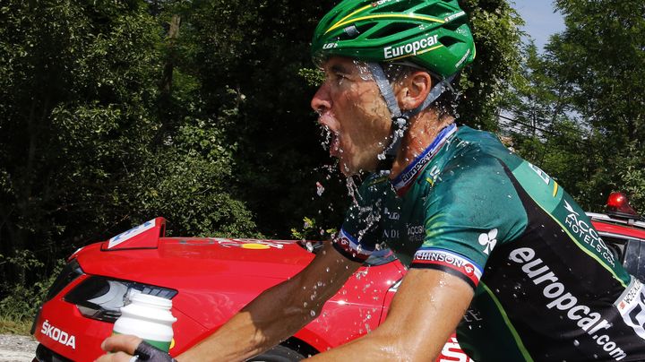 Thomas Voeckler lutte contre la chaleur sur les routes du Tour de France, le 16 juillet 2013, pr&egrave;s de Gap. (PASCAL GUYOT / AFP)