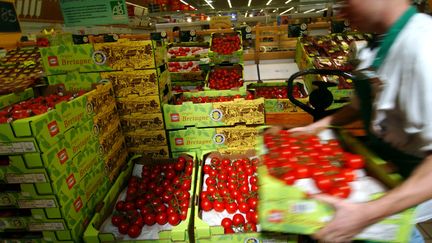 Un magasinier range des caisses de tomates dans une grande surface de Rots (Calvados), le 17 ao&ucirc;t 2004. (MYCHELE DANIAU / AFP)