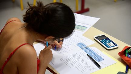 Une collégienne passe son brevet décalé de quelques jours au Cours Bastide, à Marseille, le 8 juillet 2019. (GEORGES ROBERT / MAXPPP)