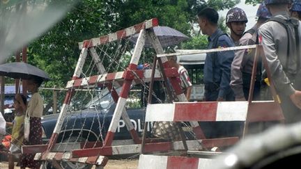 Militaires birmans à un barrage routier (© AFP PHOTO / HO / DEMOCRATIC VOICE OF BURMA)