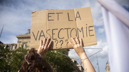 Une pancarte lors d'une manifestation à Paris, le 22 juin 2023. (MAGALI COHEN / HANS LUCAS / AFP)