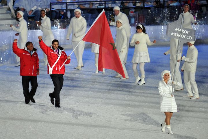 Samir Azzimani porte le drapeau marocain à la cérémonie d'ouverture des Jeux olympiques de Vancouver (Canada), le 12 février 2010. (LEON NEAL / AFP)