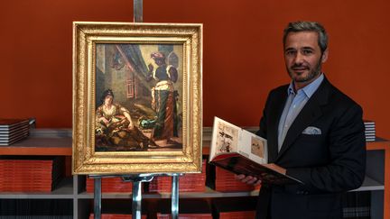 Philippe Mendes présente dans sa galerie parisienne une huile préparatoire de d'Eugène Delacroix pour "Les Femmes d'Alger", retrouvée et identifiée récemment&nbsp;(20 juin 2019) (STEPHANE DE SAKUTIN / AFP)