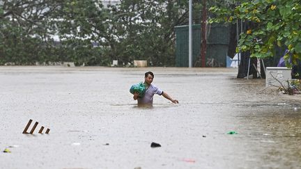 Un homme dans les rues d'Hanoï, au Vietnam, le 11 septembre 2024. (NHAC NGUYEN / AFP)