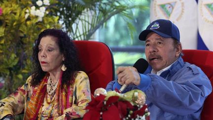 Le président du Nicaragua, Daniel Ortega, et&nbsp;son épouse et vice-présidente, Rosario Murillo, lors d'un message télévisé concernant les élections, à Managua&nbsp;(Nicaragua), le 7 novembre 2021. (CESAR PEREZ / NICARAGUAN PRESIDENCY)