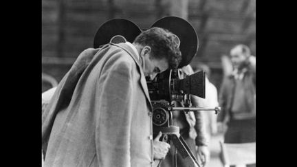 Charlie Chaplin sur le tournage du film Les Temps Modernes (1936)
 (Roy Export Company Establishment, courtesy Musée de l’Élysée, Lausanne)