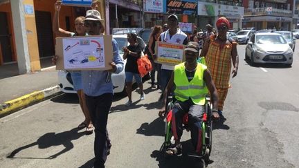 Les membres du collectif des usagers de Schoelcher dans les rues du centre-ville de Fort-de-France. (FABRICE THEODOSE)