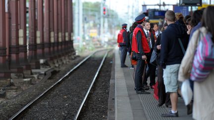 Des agents de la SNCF viennent en aide &agrave; des voyageurs lors d'une gr&egrave;ve le 7 octobre 2011 &agrave; la gare de Strasbourg (Bas-Rhin). (FREDERICK FLORIN / AFP)