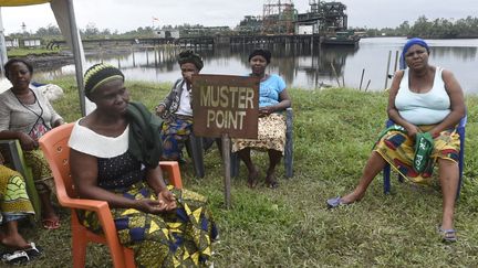 Protestant contre des conditions de vie désastreuses, des centaines d'habitants du village de Belema ont pris d'assaut une station de la filiale locale du géant pétrolier anglo-néerlandais, qui a stoppé sa production. Depuis le 11 août 2017, les occupants se relaient 24h/24 pour maintenir une présence constante sur le site. Shell assure avoir créé des emplois dans la région et tenté de travailler avec les communautés. Des efforts qui, selon la compagnie, ont été freinés par des luttes de pouvoir locales. Un accord serait en vue avec la compagnie pour améliorer les écoles et les centres de santé à Belema. Mais dans l'Etat voisin du Delta, les employés d'une installation gazière ont à leur tour déclenché une grève pour des motifs similaires ces derniers jours. (AFP PHOTO / PIUS UTOMI EKPEI)