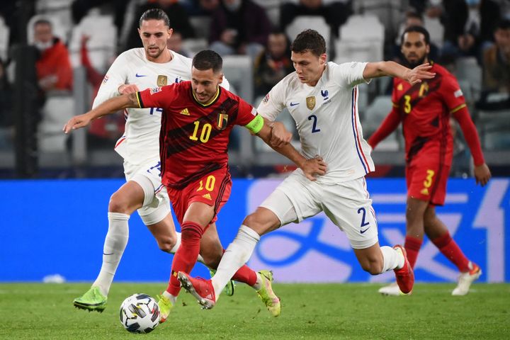 Benjamin Pavard au duel avec Eden Hazard, le 7 octobre 2021 à Turin. (FRANCK FIFE / AFP)