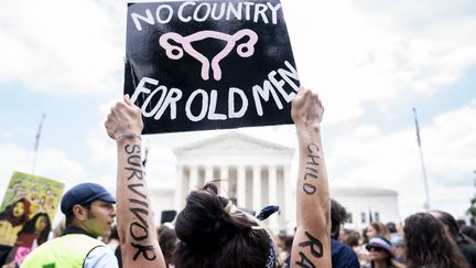 Des militantes&nbsp;du droit à l'avortement devant la Cour suprême des États-Unis à Washington, le 24 juin 2022. (STEFANI REYNOLDS / AFP)