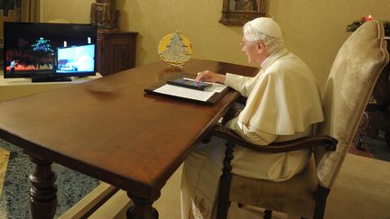 Le pape Beno&icirc;t XVI se sert d'une tablette num&eacute;rique pour allumer un sapin de No&euml;l &agrave; distance depuis sa r&eacute;sidence au Vatican, le 7 d&eacute;cembre 2011. (OSSERVATORE ROMANO / AFP)