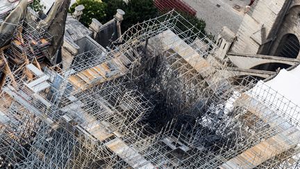 Vue aérienne de l'échafaudage de Notre-Dame endommagé&nbsp;après l'incendie le 15 avril (14 juillet 2019) (KENZO TRIBOUILLARD / AFP)