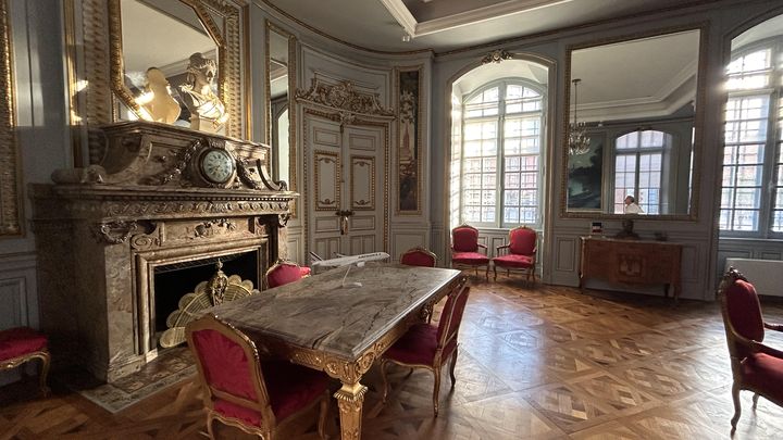 Le salon rouge du Capitole à Toulouse. (MURIELLE GIORDAN / RADIOFRANCE)