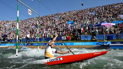 Nicolas Gestin porté sur l'eau par un public totalement acquis à sa cause au stade nautique de Vaires-sur-Marne (Seine-et-Marne), a pris l'or sans contestation sur l'épreuve du canoë slalom, remportée par des Français cinq fois sur sept depuis 2000. Plus rapide lors des deux séries, de la demi-finale et de la finale, le Finistérien n'a laissé aucune chance à ses adversaires. (OLIVIER MORIN / AFP)