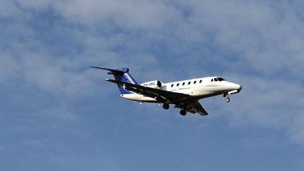 Un jet privé à l'aéroport de Toulouse-Blagnac (Haute-Garonne), le 6 juillet 2023. (SEBASTIEN LAPEYRERE / HANS LUCAS / AFP)