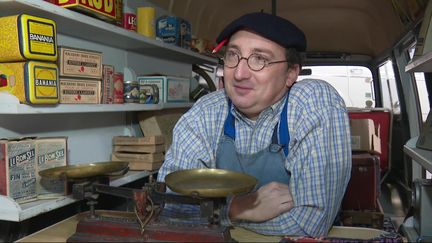 Xavier Hory dans une Estafette transformée en épicerie ambulante (S.Loeb / France Télévisions)