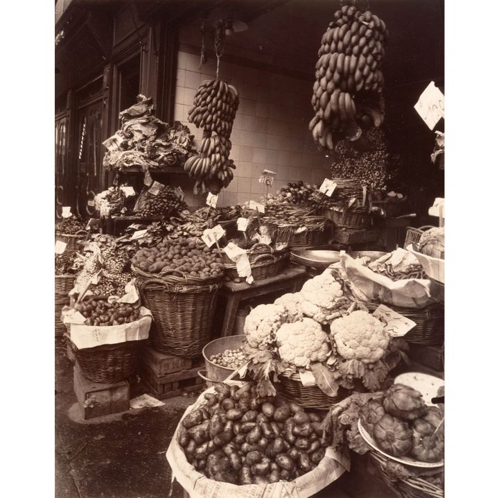 Eugène Atget, "Boutique de fruits et légumes rue Mouffetard", 1925, The Metropolitan Museum, New York, Gilman Collection, Purchas, Ann Tenenbaum and Thomas H. Lee Gift, 2005
 (CC0)