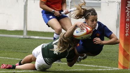 La Fran&ccedil;aise Elodie Guiglion inscrit un essai face &agrave; l'Irlande, le 17 ao&ucirc;t 2014 &agrave; Paris. (KENZO TRIBOUILLARD / AFP)