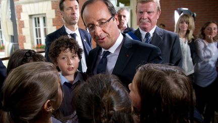 Fran&ccedil;ois Fillon s'entretient avec des &eacute;l&egrave;ves lors d'une visite de l'&eacute;cole &eacute;l&eacute;mentaire de Dieudonn&eacute; (Oise), le 7 juin 2012. (BERTRAND LANGLOIS / AFP)