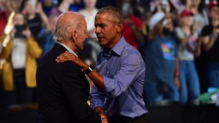 L'actuel président américain Joe Biden et son prédécesseur Barack Obama, le 5 novembre 2022, en meeting&nbsp;Philadelphie (Pennsylvanie). (MARK MAKELA / GETTY IMAGES NORTH AMERICA / AFP)