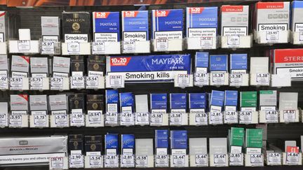 Des paquets de cigarettes dans un magasin &agrave; Londres (Royaume-Uni), le 18 octobre 2012. (EURASIA PRESS / PHOTONONSTOP / AFP)