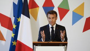 Emmanuel Macron lors d'un discours en clôture d'un sommet européen à Prague (République tchèque), le 7 octobre 2022. (LUDOVIC MARIN / AFP)