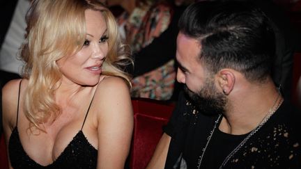 Pamela Anderson, le 3 juin 2019, à Paris avec le footballeur Adil Rami.&nbsp; (GEOFFROY VAN DER HASSELT / AFP)