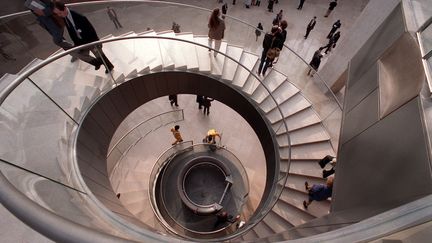 Les escaliers du musée du Louvre, en pierre de Bourgogne. (DANIEL JANIN / AFP)