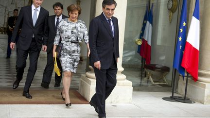 Bruno Le Maire (G),&nbsp;Pierre Lellouche, Roselyne Bachelot et Francois Fillon quittent l'Elys&eacute;e le 9 mai 2012 &agrave; l'issue du dernier Conseil des ministres du&nbsp;quinquennat. (LIONEL BONAVENTURE / AFP)