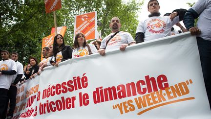 Des salari&eacute;s des magasins Leroy Merlin et Castorama manifestaient &agrave; proximit&eacute; du ministere du Travail &agrave; Paris, le 14 mai 2013, pour d&eacute;fendre l' ouverture des enseignes de bricolage le dimanche. ( / MAXPPP)