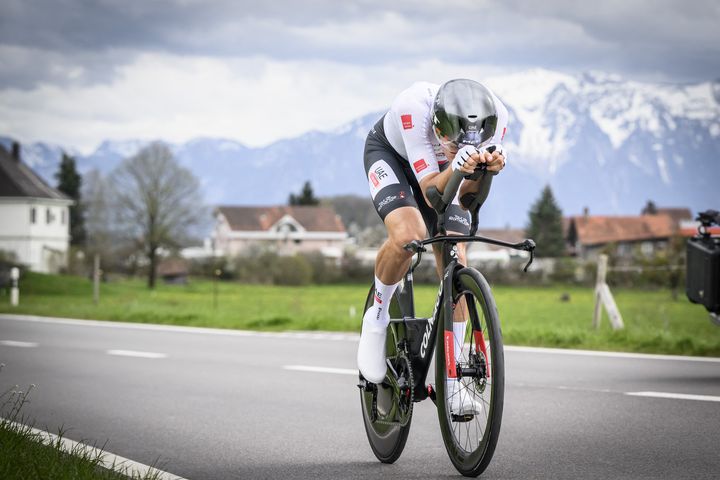 La jeune pépite d'UAE Team Emirates, Juan Ayuso (20 ans), avait terminé sur le podium de la Vuelta 2022, son seul Grand Tour pour l'instant. (GABRIEL MONNET / AFP)