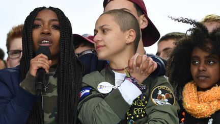 Emma Gonzalez (au centre), l'une des survivantes de Parkland et porte-voix du mouvement pour limiter la prolifération des armes à feu, samedi 24 mars 2018 à Washington. (JIM WATSON / AFP)