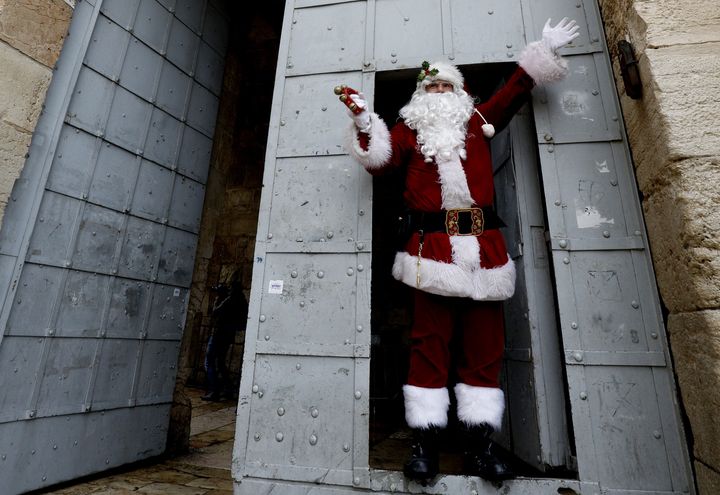 Le Père Noël devant la Porte de Jaffa à Jérusalem en 2018. (GALI TIBBON / AFP)