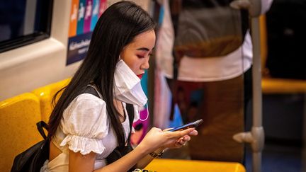 Une femme&nbsp;dans un train aérien dans la banlieue de Bangkok en Thaïlande, le 13 février 2020. (MLADEN ANTONOV / AFP)