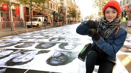 Charlotte Le Bon devant les portraits géants 
 (PHOTOPQR/LE PROGRES/Philippe Juste)