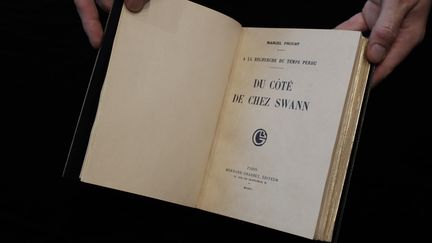 Une édition de "Du côté de chez Swann" de Marcel Proust, exposée à Paris jeudi 28 septembre avant sa mise en vente, le 30 octobre 2017.&nbsp; (THOMAS SAMSON / AFP)