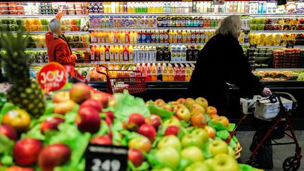 Une femme dans un supermarché à Manhattan, aux États-Unis. (Photo d'illustration). (Charly TRIBALLEAU / AFP)