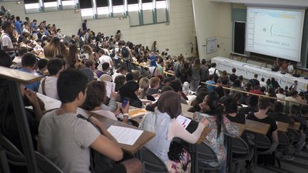 Des &eacute;tudiants en science lors de leur premier jour &agrave; l'universit&eacute; le 8 septembre 2014 &agrave; Marseille (Bouches-du-Rh&ocirc;ne). (BORIS HORVAT / AFP)