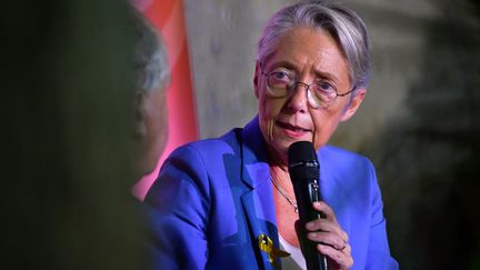 la Première ministre Elisabeth Borne s'exprime lors des journées parlementaires du MoDem (Mouvement Démocrate) à La Roche-Posay, le 12 septembre 2023. (PASCAL LACHENAUD / AFP)