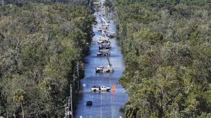 Des équipes d'électriciens travaillent sur des lignes après que l'ouragan a frappé le 27 septembre 2024 à Crystal River, en Floride. Lundi 30 septembre 2024 au soir, plus de 1,6 million de foyers et d'entreprises étaient toujours privés d'électricité. (JOE RAEDLE/GETTY IMAGES AMÉRIQUE DU NORD)