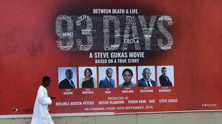 Une affiche du film nigérian "93 Days" à Lagos en septembre 2016.&nbsp; (PIUS UTOMI EKPEI / AFP)