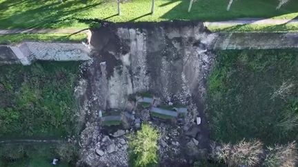 Dans le Pas-de-Calais, un morceau de la falaise du Cap Blanc-Nez et des remparts à Montreuil-sur-Mer se sont effondrés après les inondations. L'ampleur des dégâts en images. (FRANCEINFO)